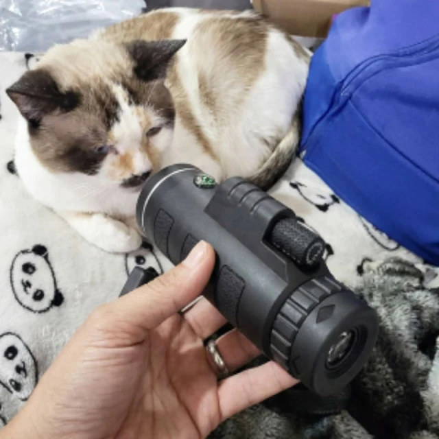 Miniluneta ZoomMaster w dłoni